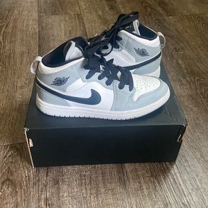 Authentic 2020
Air Jordan 1 Mid GS 'Light Smoke Grey' Pre Loved 🩶 🖤 🤍